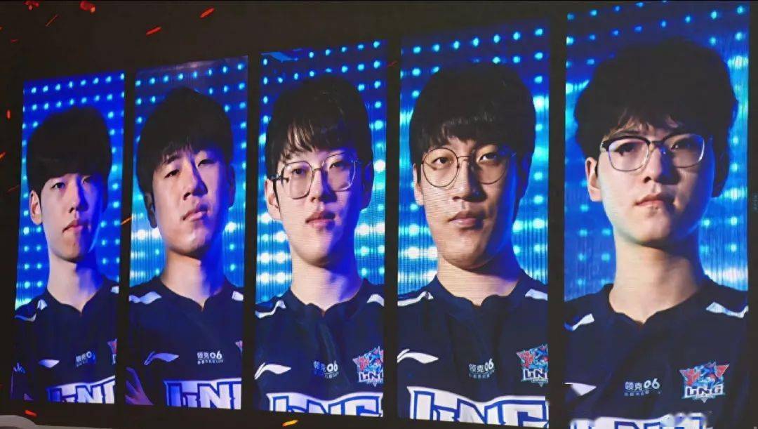 依靠支柱的 依靠支柱的